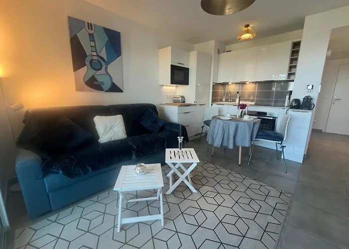 Apartament Beautiful In A With Swimming Pool Villeneuve-Loubet